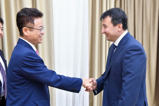 ▲ 이철우 지사(왼쪽)가 10일 우즈베키스탄 대외투자무역부 호드자예프 잠시드 압두하키모비치 장관을 만나고 있다.ⓒ경북도