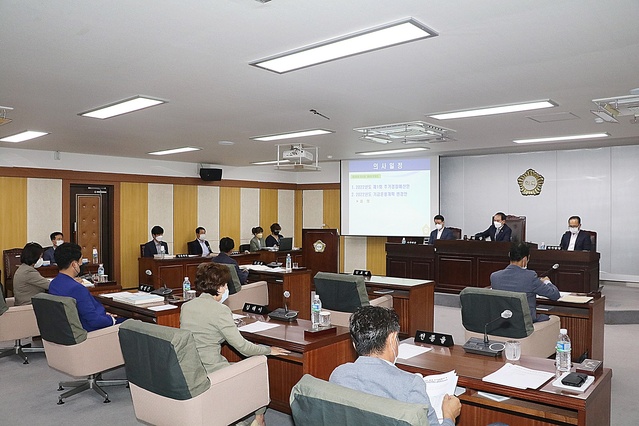 ▲ 청도군의회(의장 김효태)는 제285회 임시회 회기 중 군수로부터 제출된 6091억 원의 제1회 추가경정예산안을 심의·의결했다.ⓒ청도군의회