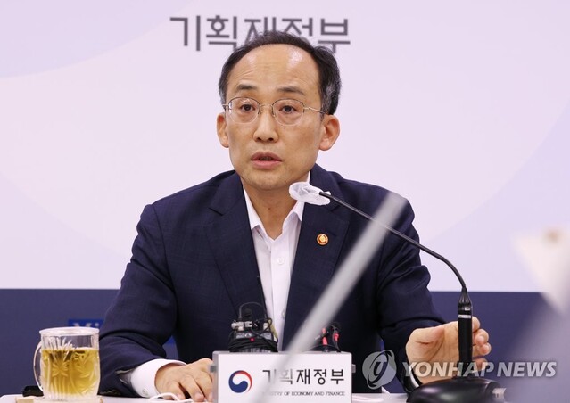 ▲ 추경호 경제부총리 겸 기획재정부 장관이 11일 정부세종청사에서 열린 추석 민생안정대책, 최근 경제상황 진단, 집중호우 피해지원과 관련한 기자간담회에서 취재진의 질문에 답변하고 있다.ⓒ연합뉴스