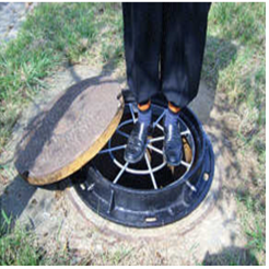 ▲ 서울시가 올 하반기부터 적극 도입‧설치하겠다고 밝힌 '맨홀 추락방지시설'. 맨홀뚜껑 바로 아래 그물, 철 구조물 등을 설치해 추락 사고를 막는 역할을 한다. ⓒ서울시 제공