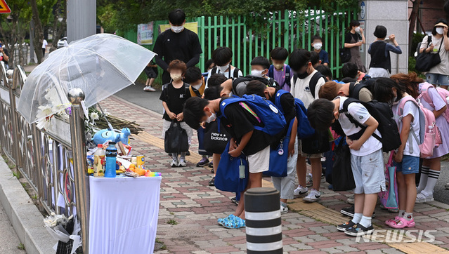 ▲ 지난달 7일 경기도 평택시 청북읍의 한 초등학교 앞 횡단보도에서 초등학생들이 굴삭기에 치여 1명이 다치고 1명이 숨진 사고가 발생한 가운데 8일 오후 사고 현장에 시민과 학생들의 추모 발길이 이어지고 있다. ⓒ뉴시스