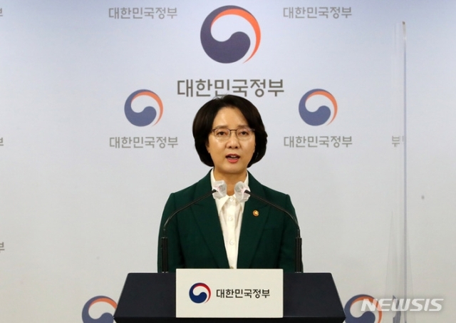 ▲ 이영 중소벤처기업부 장관이 11일 오후 서울 종로구 정부서울청사 브리핑실에서 납품대금 연동제 시범운영 방안 및 특별약정서 최종논의 결과 발표를 하고 있다 ⓒ뉴시스