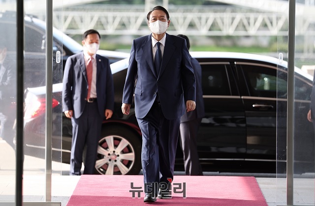▲ 윤석열 대통령이 12일 오전 서울 용산 대통령실에 출근하고 있는 모습.ⓒ대통령실 국민소통관실