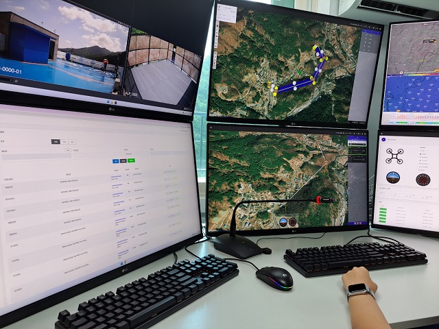 ▲ 점포 3층에 위치한 관제시설에서는 드론 비행 동선과 풍속, 기상상황 등을 모니터링 할 수 있다ⓒ조현우 기자