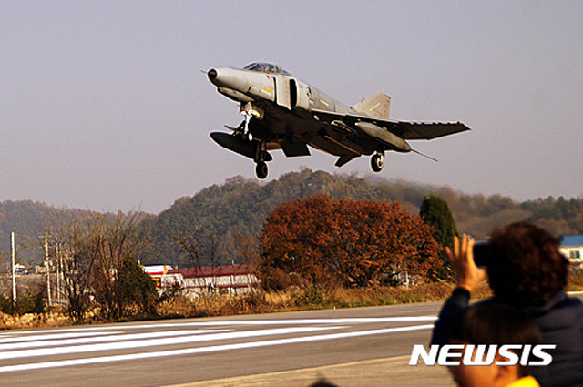 ▲ 추락한 전투기와 같은 기종인 F-4E 전투기. ⓒ뉴시스. 무단전재 및 재배포 금지.