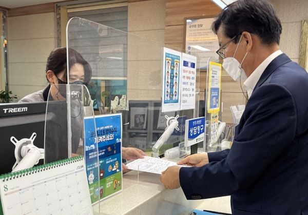 ▲ 윤건영 충북도교육감이 지난 8일 도교육청 민원실을 깜짝 방문해 교육민원인으로서 직접 졸업증명서를 신청했다. 민원신청을 마친 윤 교육감은 “민원실은 도민들의 의견을 가장 먼저 알고 신속 정확한 처리를 위해 노력하는 부서”라며 “민원이 발생하면 왜 발생하는지 원인을 살펴봐 줄 것”을 당부했다.ⓒ충북교육청