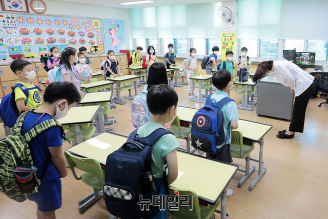 ▲ 일선 초등학교들이 여름방학을 맞은 지난달 15일 서울 중구 청구초등학교에서 방학식을 마친 학생들이 선생님과 인사를 나누고 있다. ⓒ강민석 기자