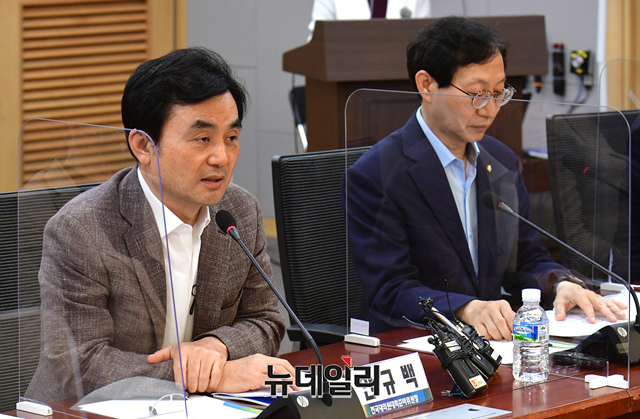 ▲ 안규백 더불어민주당 전국대의원대회 준비위원장이 지난달 6일 오후 국회 의원회관에서 열린 더불어민주당 전준위 강령분과 1차 토론회에서  모두발언을 하고 있다. ⓒ이종현 기자