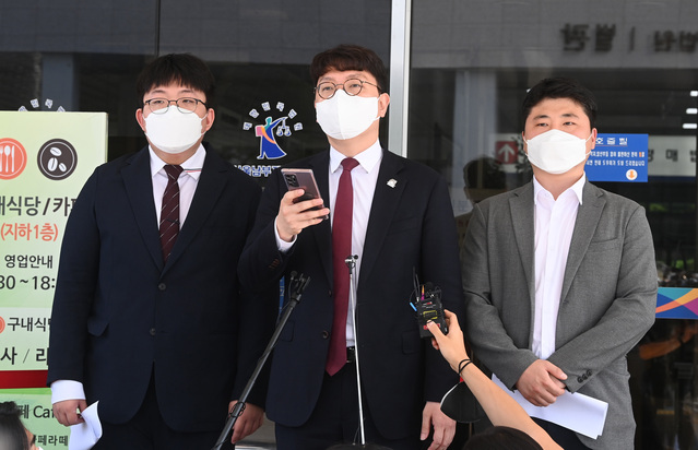 ▲ '국민의힘 바로세우기'의 대표인 신인규(가운데) 변호사와 회원들이 12일 오전 서울남부지방법원 앞에서 당 비대위 출범 탄원서를 제출한 후 기자회견을 진행하고 있다.ⓒ뉴시스(국회사진기자단)