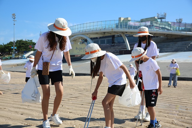 ▲ 한화건설이 충남 보령시 대천해수욕장에서 해양환경 정화를 위한 '줍깅' 캠페인을 벌였다. ⓒ한화건설