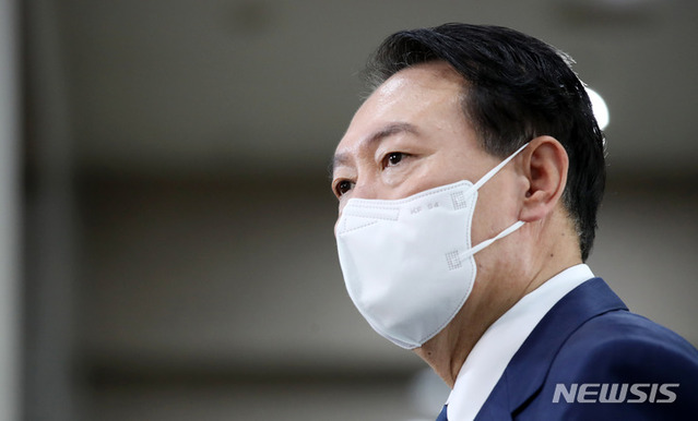 ▲ 윤석열 대통령이 12일 서울 용산 대통령실 청사로 출근하며 취재진 질문에 답변하고 있다. ⓒ뉴시스