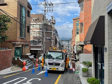 ▲ 지난 4일 다세대주택이 몰려 있는 서울 관악구 행운동에 변압기 고장으로 정전사고가 발생했다. 다음 날 오전 복구작업 중인 한전.ⓒ제보자