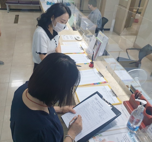 ▲ 천안시 서북보건소 관계자가 실시한 코로나19 지역사회 확산방지를 위해 감염취약시설인 요양병원에 대해 방역점검을 하고 있다.ⓒ천안시