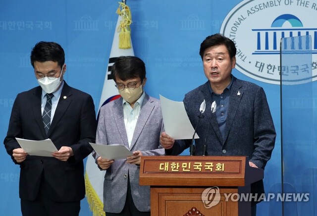 ▲ 기동민 간사 등 더불어민주당 소속 법제사법위원회 의원들이 12일 오전 서울 여의도 국회 소통관에서 법무부의 시행령 개정과 관련 긴급 기자회견을 하고 있다.ⓒ연합뉴스