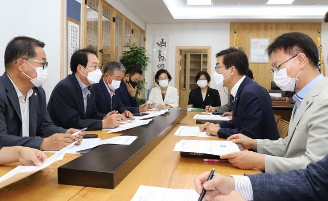 ▲ 송인헌 괴산군수(왼쪽 두 번째)와 괴산군의회의원들이 12일 충북도교육청을 방문해 윤건영 교육감(오른쪽 두 번째)에게 괴산고 입학정원 확대를 건의하고 있다.ⓒ괴산군
