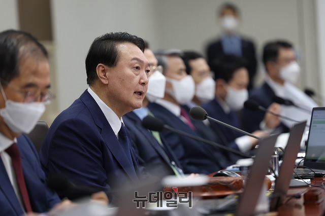 ▲ 윤석열 대통령이 12일 오전 서울 용산 대통령실에서 임시 국무회의를 주재하고 있다.ⓒ대통령실 국민소통관실