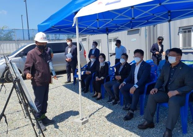 ▲ 충북도의회 행정문화위원회가 12일 청주 밀레니엄타운 지구 내 추진 중인 충북도문화재연구원 청사이전(신축) 사업 현장을 방문해 공사 관계자로부터 사업현황과 추진계획 등을 보고 받고 있다.ⓒ충북도의회