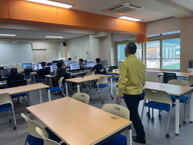 ▲ 학교 내에서 마스크 착용 여부, 방역물품 확보, 방역인력 관리 사항을 점검하고 있다.ⓒ경북교육청
