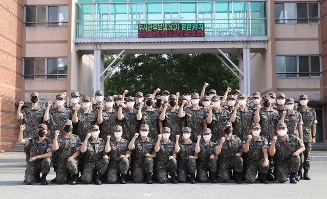 ▲ 영진전문대학교(총장 최재영) 제8기 공군 부사관학군단(RNTC) 예비후보생 40명이 하계입영 훈련을 무사히 마치고 12일 종료식을 가졌다.ⓒ영진전문대