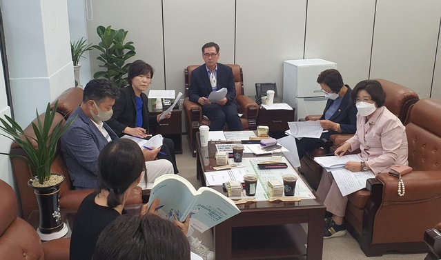▲ 대구광역시의회 교육위원회(위원장 이동욱)는 본격적인 휴가철인 8월 11일에 새롭게 구성된 교육위원들의 의정활동을 위한 역량강화와 전문성 향상을 위해 대구광역시교육청 현안을 전반적으로 다루는 워크숍을 가졌다.ⓒ대구시의회