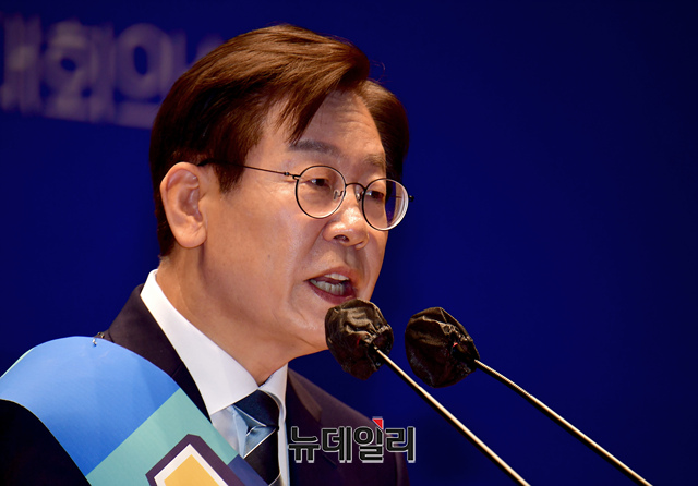 ▲ 이재명 더불어민주당 당대표 예비후보가 7월 28일 오후 국회 의원회관에서 열린 더불어민주당 당대표 및 최고위원 선출을 위한 예비경선대회에서 정견 발표를 하고 있다.ⓒ이종현 기자