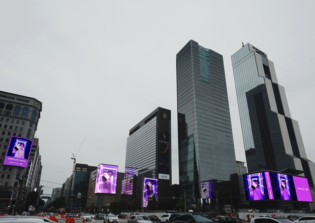 ▲ 서울 강남구 삼성역 사거리에서 '갤럭시 Z 플립4 X BTS' 디지털 영상이 상영되는 모습. ⓒ삼성전자
