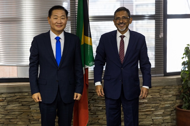 ▲ 삼성전자 DX부문장 한종희 부회장(사진 왼쪽)이 11일(현지시간) 남아프리카공화국 행정수도 프리토리아에서 이브라힘 파텔 통상산업부장관을 만나 삼성전자 주요 활동을 논의하고 '2030 부산엑스포' 유치 활동을 지원했다. ⓒ삼성전자