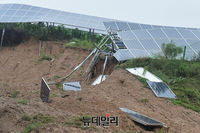 ▲ 산사태로 무너져내린 태양광 패널.ⓒ뉴데일리DB