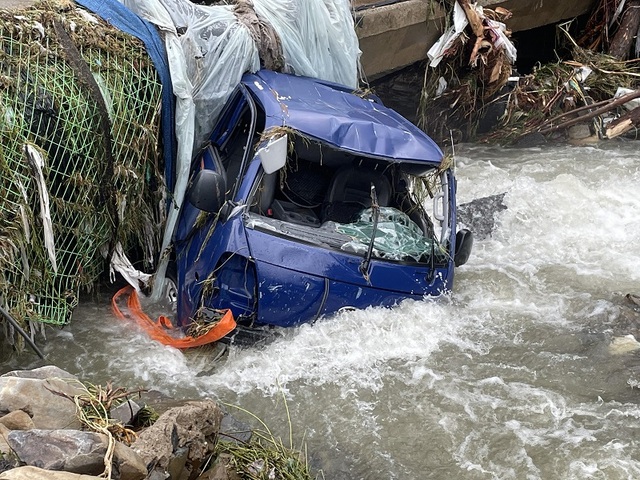 ▲ 14일 오후 1시 44분쯤 충남 부여군 은산면 나령리에서 50대 남성 등 2명이 탑승했던 것으로 보이는 트럭이 하천 다리 밑에 파손된 채 박혀 있다.ⓒ충남경찰청