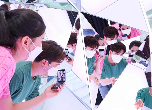 ▲ 갤럭시 스튜디오 삼성 디지털프라자 홍대본점을 찾은 방문객들이 런웨이 존에서 거울셀피 촬영을 체험하고 있다. ⓒ삼성전자