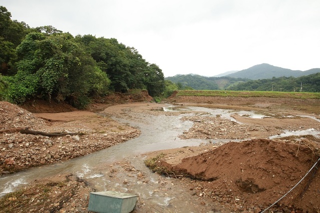▲ 지난 13일부터 이틀간 폭우가 내려 충남 청양군 온직리 저수지 둑 유실 현장.ⓒ청양군