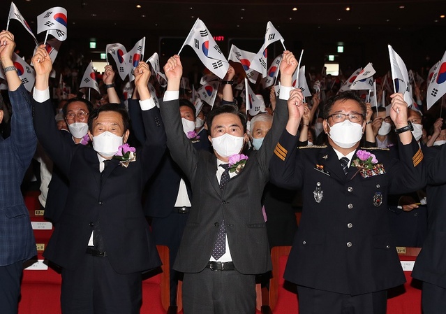 ▲ 김영환 충남도지사가 15일 도청 문예회관에서 열린 제77주년 광복절 기념식에서 내빈들과 함께 만세삼창을 하고 있다.ⓒ충남도