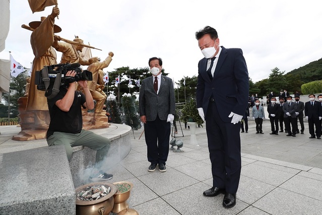 ▲ 김영환 충북도지사가 15일 제77주년 광복절을 맞아 청주 삼일공원에서 항일독립운동기념탑에서 참배를 하고 있다.ⓒ충북도