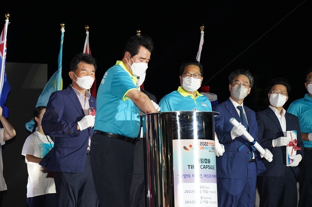 ▲ 15일 오후 보령해양머드박람회 폐막식에서 김동일 보령시장이 박람회와 관련된 9종류의 소방품을 타임캡슐에 봉인하고 있다. ⓒ보령해양머드박람회조직위원회