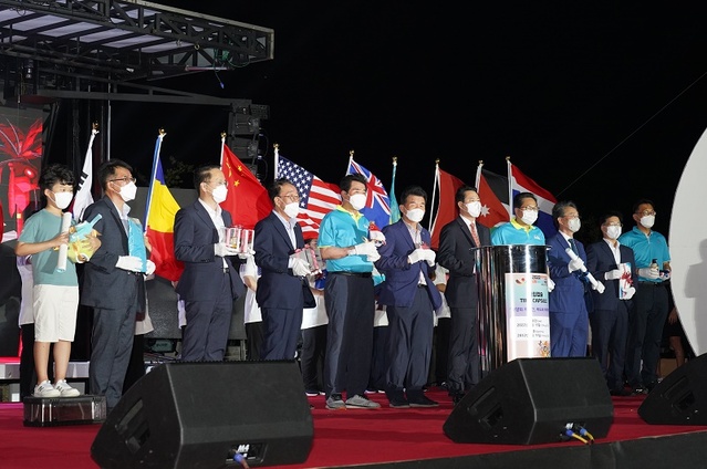 ▲ 15일 2022보령해양머드박람회 폐막식에서 박람회에 기여한 기관과 주요 인사들에게 표창을 수여한 뒤 기념촬영을 하고 있다. ⓒ보령해양머드박람회조직위원회