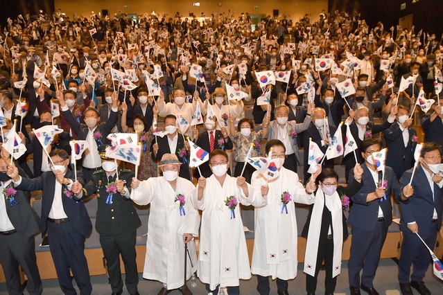 ▲ 경북도는 15일 오전 10시 도청 동락관에서 제77주년 광복절 경축식을 열어 광복의 의미를 되새기고 겨레를 위해 헌신하신 애국선열들의 거룩한 뜻을 기렸다.ⓒ경북도