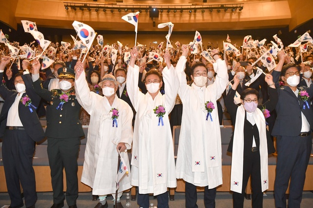 ▲ 경축식은 이철우 도지사, 배한철 도의회의장, 임종식 도교육감과 이동일 광복회 도지부장을 비롯해 지역 보훈단체장과 독립유공자 유가족 등이 참석했다.ⓒ경북도