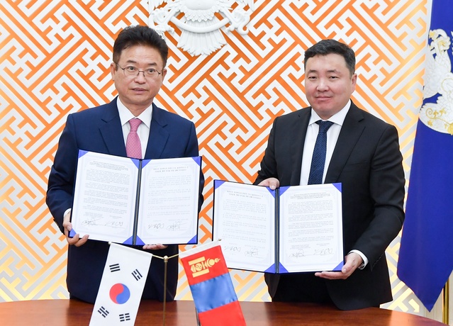 ▲ 이철우 지사는 자매우호도시인 울란바타르시를 방문, 주지사, 시장과 면담을 통해 그간 진행한 각종 교류성과를 살펴보고 향후 한 단계 발전된 교류사업 추진방향에 대한 협약과 의견도 교환했다.ⓒ경북도