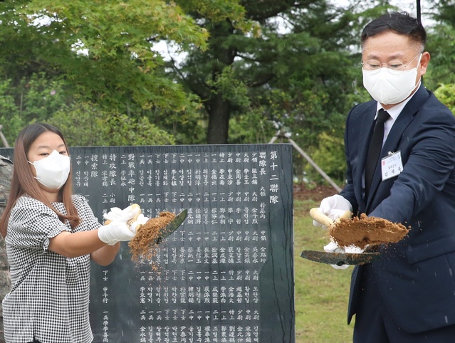 ▲ 개토식에서 김재욱 칠곡군수는 유아진양과 함께 시삽하고 있다.ⓒ칠곡군