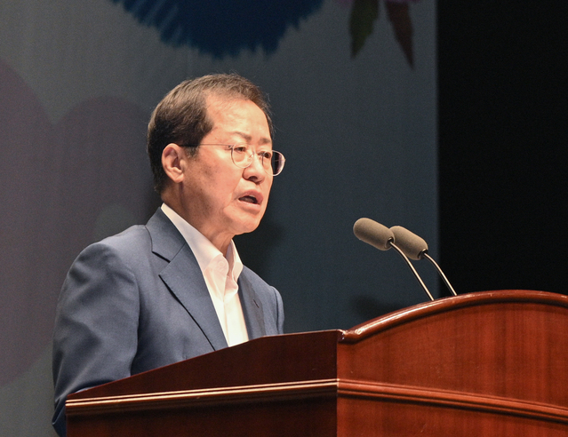 ▲ 홍준표 대구시장은 광복절 기념사에서 “우리는 국채보상운동 정신과 2.28 민주운동 정신이 바탕이 된 위대한 시민정신으로 반드시 위기를 극복하고, 위대한 대구를 만들 것이라 믿는다”며 “자유와 활력이 넘치는 파워풀 대구를 만드는 길에 시민 여러분께서 함께해주시길 바란다”고 말했다.ⓒ대구시