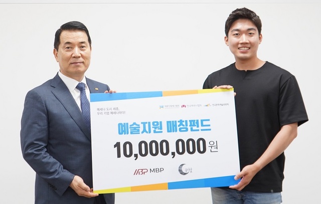 ▲ 이두식 세종시메세나협회장이 지역 예술단체에 후원금을 전달하고 기념촬영을 하고 있다.ⓒ세종시