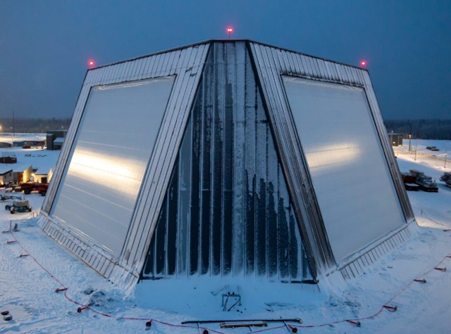 ▲ 미군이 지난해 12월 알래스카 클리어 기지에 설치한 장거리 식별레이더(LRDR). 4800km 거리의 미사일 파편까지 탐지할 수 있다고 한다. ⓒ美록히드 마틴 제공.