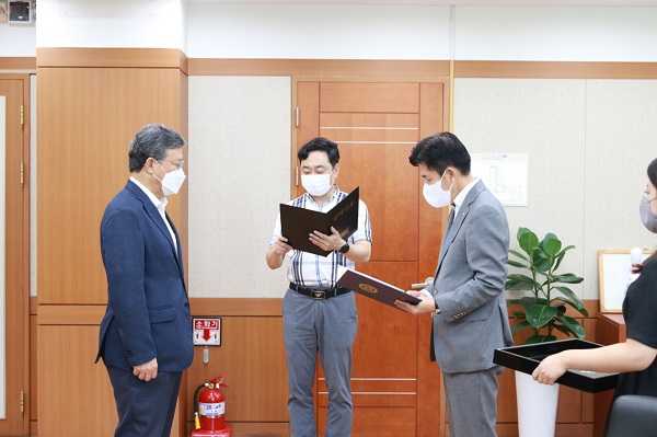 ▲ 한밭대학교가 지난 12일 대학본부에서 LINC 3.0사업단 자체평가위원회 위원장 위촉식을 개최한 가운데, 최병욱 총장(오른쪽)이 김명수 신임 위원장에게 위촉장을 수여하고 있다.ⓒ한밭대