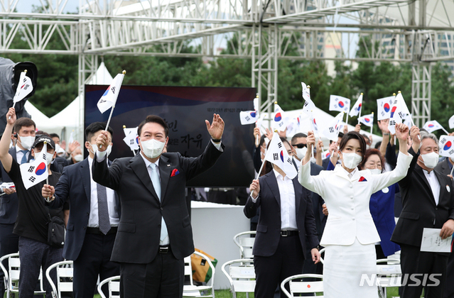 ▲ 윤석열 대통령과 부인 김건희 여사가 15일 서울 용산 대통령실 잔디마당에서 열린 제77주년 광복절 경축식에서 만세 삼창을 하고 있다. ⓒ사진제공=대통령실/뉴시스