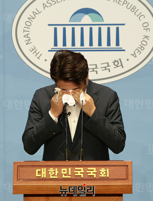 ▲ 이준석 국민의힘 대표가 13일 오후 국회 소통관에서 기자회견을 열고 윤리위 징계 과정과 비대위 전환 등에 대한 입장을 밝히며 눈물을 훔치고 있다.ⓒ정상윤 기자
