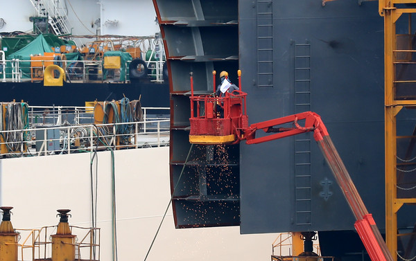 경남 거제시 대우조선해양 옥포조선소에서 한 직원이 선박건조 작업을 하고 있다. ⓒ뉴시스