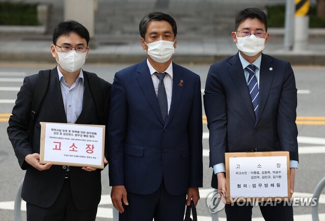 ▲ '부당한 회원 징계에 반대하는 변호사모임' 소속 윤성철 변호사(가운데) 등이 16일 오전 서울 종로구 서울경찰청 민원실 앞에서 법률 서비스 플랫폼 '로톡'의 이용을 막아온 대한변호사협회의 이종엽 회장 등 간부들을 위력에 의한 업무방해·강요 등의 혐의로 고소하기 위해 고소장을 들고 이동하고 있다. ⓒ연합뉴스