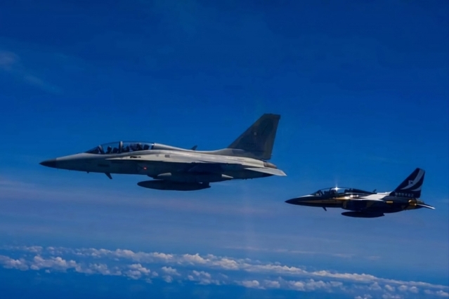 ▲ 공군 블랙이글스 T-50B와 필리핀 공군의 FA-50PH가 편대비행을 하고 있다 ⓒ공군