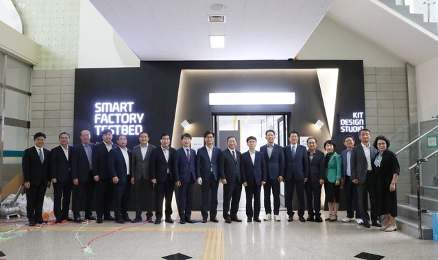 ▲ 개소식에는 곽호상 금오공대 총장을 비롯해 박종원 산업통상자원부 국장, 김장호 구미시장, 김영식 구미시(을) 국회의원, 안주찬 구미시의회 의장, 김정환 산업단지공단 이사장, 이승희 경북 구미 스마트그린산단사업단장 등 100여 명이 참석했다.ⓒ금오공대