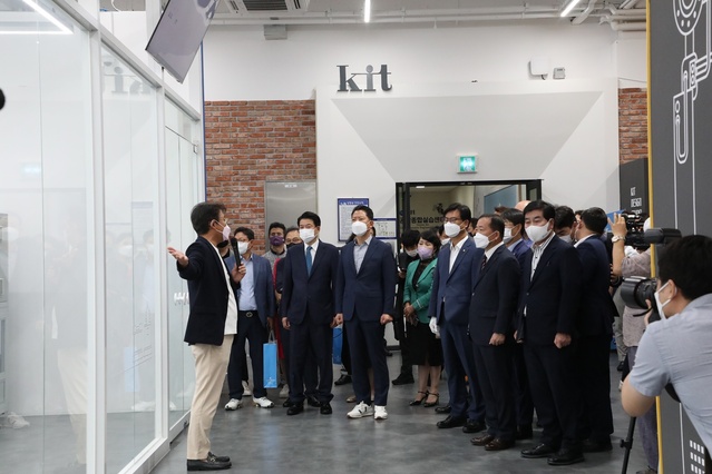 ▲ 이날 참석한 100여명 참석자들이  ‘스마트팩토리 테스트베드’현장을 둘러보고 있다.ⓒ금오공대